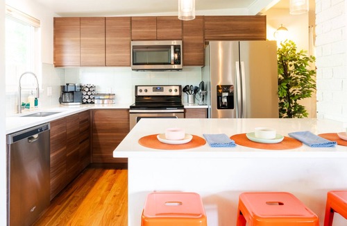 Alta Vista Area House | Retro Rooms: Ping-Pong, Fire-Pit, Game Room, Families + Dogs + Fenced Yard