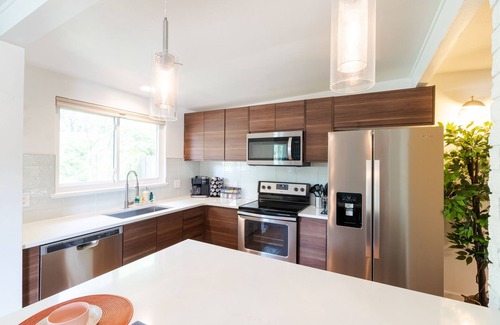 Alta Vista Area House | Retro Rooms: Ping-Pong, Fire-Pit, Game Room, Families + Dogs + Fenced Yard