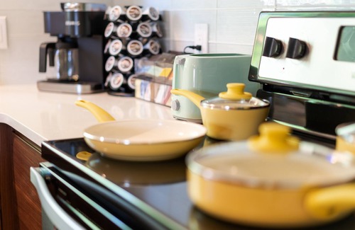 Alta Vista Area House | Retro Rooms: Ping-Pong, Fire-Pit, Game Room, Families + Dogs + Fenced Yard