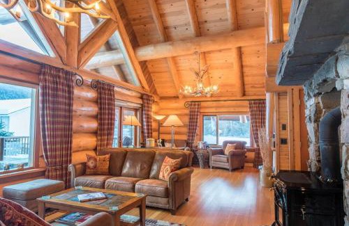 Revelstoke House | Revelstoke House Luxury Log House at Base of Resort