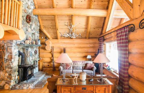 Revelstoke House | Revelstoke House Luxury Log House at Base of Resort