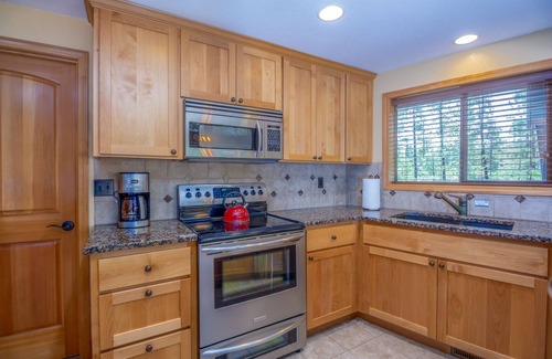 Overlook Park House | RHOD12 - Dreamy Backyard, Hot Tub, Sharc Passes for 2025 - RHOD12