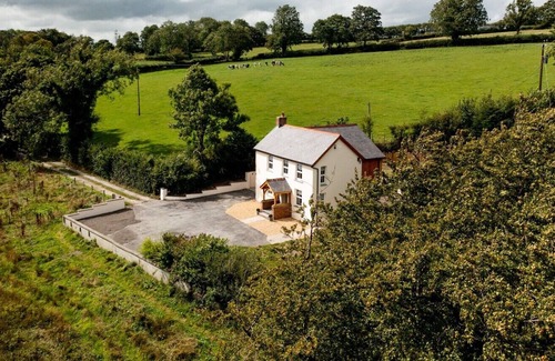Tal-gareg House | Rhoslwyn - a family home for 6 with country views.