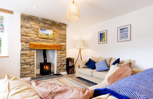 Tal-gareg House | Rhoslwyn - a family home for 6 with country views.