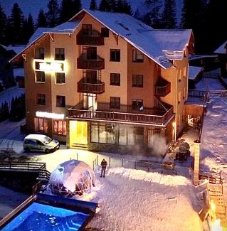 Yablunytsya Hotel | Rich OAK - готель з відкритим панорамний басейном