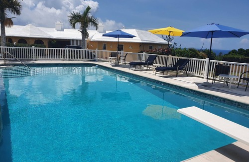 Southampton Apartment | 'RIPPLE WATERS' - More for Le$ Great One Bedroom Pool House