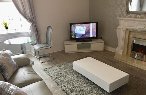 Port Glasgow Apartment | RIVER CLYDE VIEWS - PRIVATE APT, SWIMMING POOL, FITNESS GYM, SAUNA, STEAM ROOM.