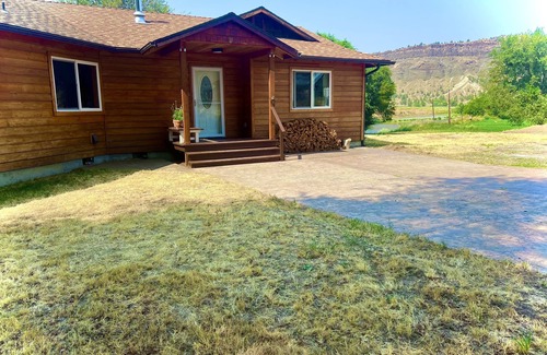 Spray Cabin | River Front Cabin. Come relax and play cowboy in Spray !