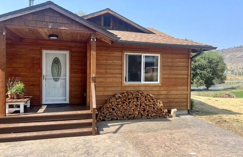 Spray Cabin | River Front Cabin. Come relax and play cowboy in Spray !