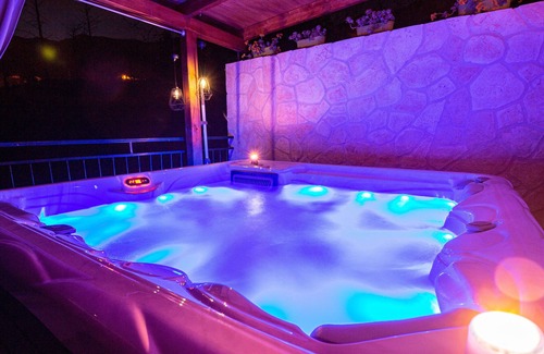 Zrnovnica Apartment | River House with Jacuzzi