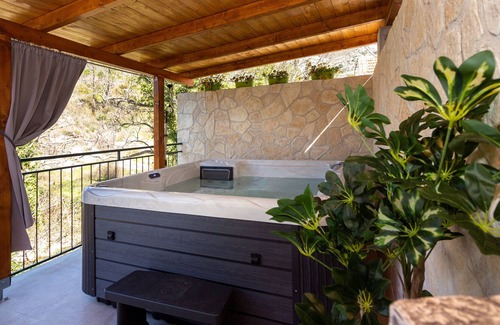 Zrnovnica Apartment | River House with Jacuzzi