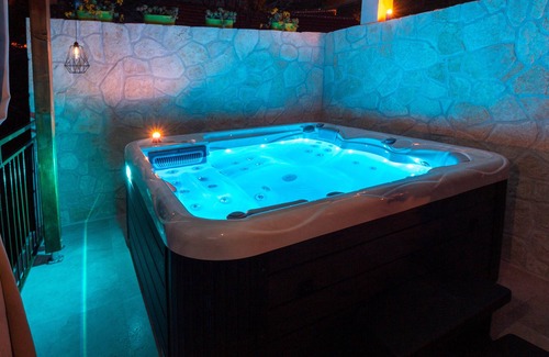 Zrnovnica Apartment | River House with Jacuzzi