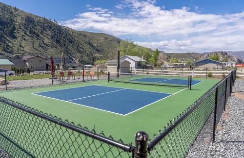 Ardenvoir House | River Pickleball Retreat with Dock