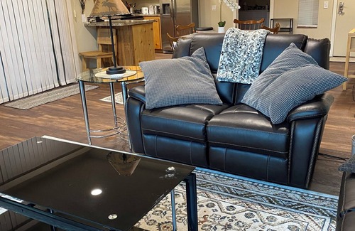 Three Rivers House | River/Ski Home on Deschutes River, 2 bedroom-sleeps 5, 26 miles to Mt. Bachelor.