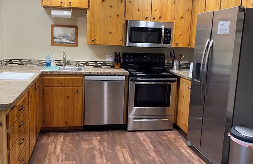 Three Rivers House | River/Ski Home on Deschutes River, 2 bedroom-sleeps 5, 26 miles to Mt. Bachelor.