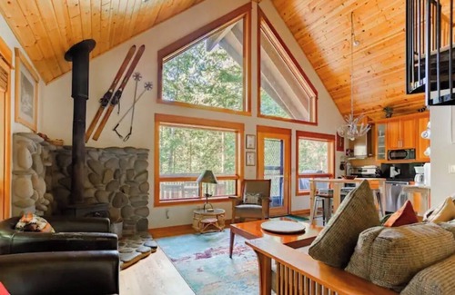 Zigzag Ski Chalet | River View Chalet