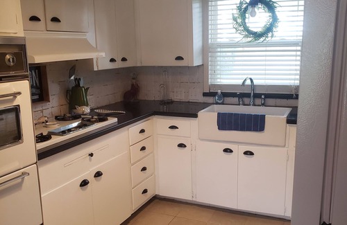 Port Neches House | River Walk Cottage near ALL SETX hospitals & refineries!