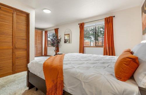 Granite Falls House | Riverfront w Cedar Hottub, Sauna, Movie Theatre