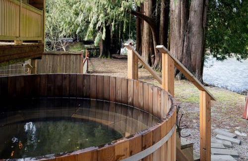 Granite Falls House | Riverfront w Cedar Hottub, Sauna, Movie Theatre