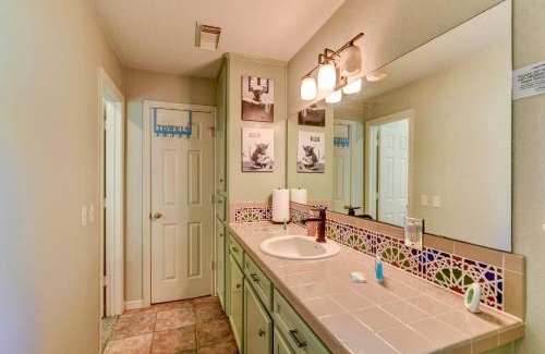 Damon House | Riverside country retreat with easy access to all that Houston has to offer