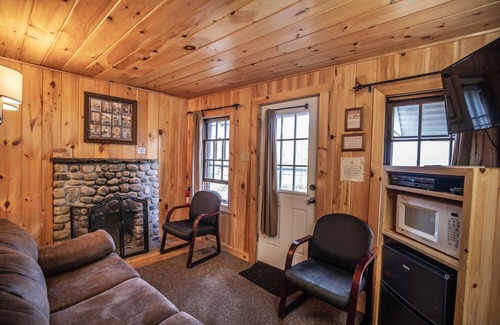 Lincoln Cabin | RIVERSIDE RELAXATION: The Moose Antler at the PEMICABINS