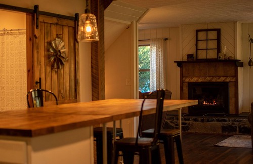 Edinburg Cabin | Riverside Retreat -- Waterfront & 🐕 Pet-friendly cabin!