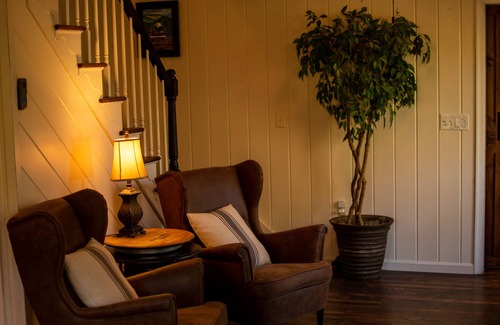 Edinburg Cabin | Riverside Retreat -- Waterfront & 🐕 Pet-friendly cabin!