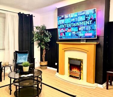 Worcester House | RNM - Business Professionals Ready, Cost effective for large stays! 3 BR, Lounge, Private Access & Entire Place, Kitchen & Washroom with amenities, Smart Tv, Easy Access, Fast WiFi, Large Driveway, Great transport links, Near Worcester Hospital and M5