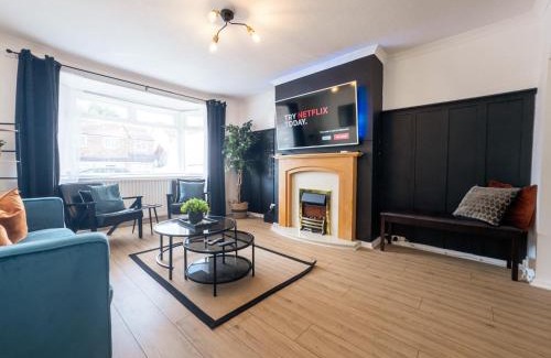 Worcester House | RNM - Business Professionals Ready, Cost effective for large stays! 3 BR, Lounge, Private Access & Entire Place, Kitchen & Washroom with amenities, Smart Tv, Easy Access, Fast WiFi, Large Driveway, Great transport links, Near Worcester Hospital and M5