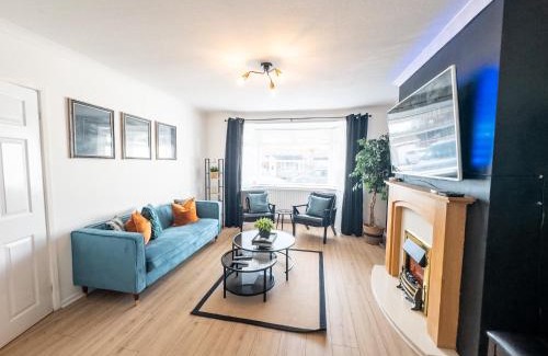 Worcester House | RNM - Business Professionals Ready, Cost effective for large stays! 3 BR, Lounge, Private Access & Entire Place, Kitchen & Washroom with amenities, Smart Tv, Easy Access, Fast WiFi, Large Driveway, Great transport links, Near Worcester Hospital and M5