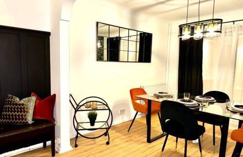 Worcester House | RNM - Business Professionals Ready, Cost effective for large stays! 3 BR, Lounge, Private Access & Entire Place, Kitchen & Washroom with amenities, Smart Tv, Easy Access, Fast WiFi, Large Driveway, Great transport links, Near Worcester Hospital and M5