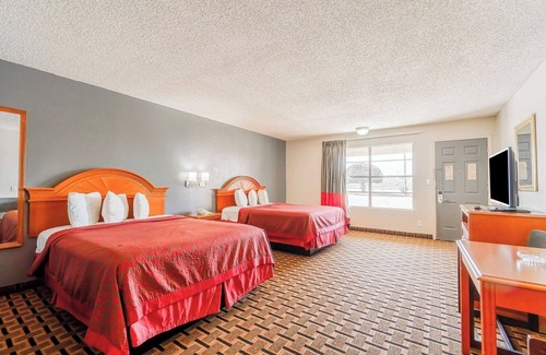 Vernon Hotel | Roadie’s Rest Stop – Pet-Friendly Stay w/Bath, Essentials, Near Hwy 287 Dining