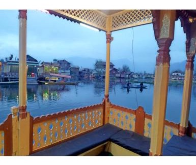 Dal Lake House | Robinhood Houseboat, Srinagar