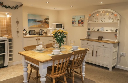 Whitby Apartment | ROBINS NEST, pet friendly, character holiday cottage in Whitby
