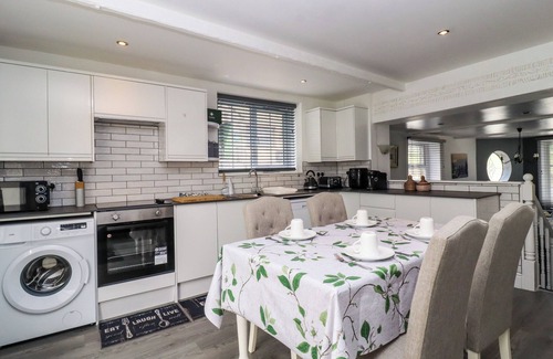 Ogden House | ROCK HOLLOW, with a garden in Halifax