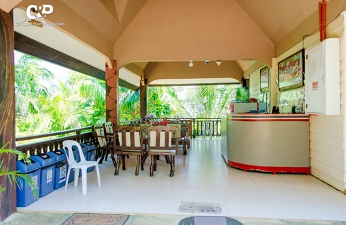 Hinatuan Hotel | Rock Island Resort