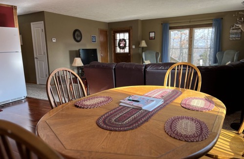 Pittsburg House | Rocky Top Cabin - a lakeside hidden gem