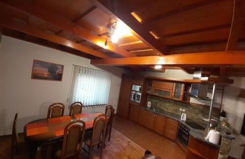 Rabca Apartment | Rodinný dom Petro s Wallbox nabíjaním elektromobilu