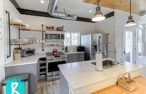 Point Lookout Cottage | Rodo Beach Cottage - Dog Friendly Private Beach with Pier - Tesla Charger