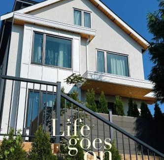 Hastings Villa | Roger & May's Cabin