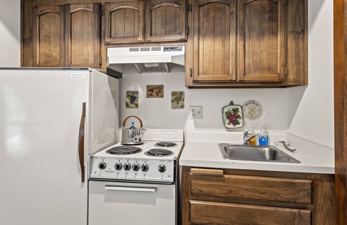 Gold Hill Apartment | Rogue River frontage: 1 BR Guest Unit, pool, dock, fishing, 5 acre park like