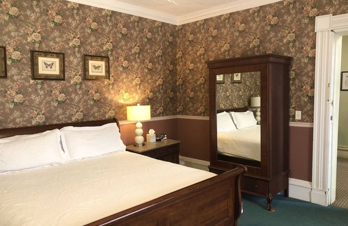 Lansing Bed & Breakfast | Rogues' Harbor Inn