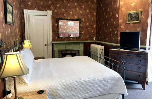 Lansing Bed & Breakfast | Rogues' Harbor Inn