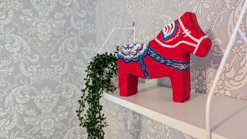 Dalskog House | Rolig häst, Kaneeling Stugby AB