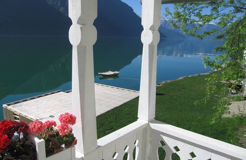 Ulvik House | Romantic and secluded resort right on the edge of the pristine Osafjorden.