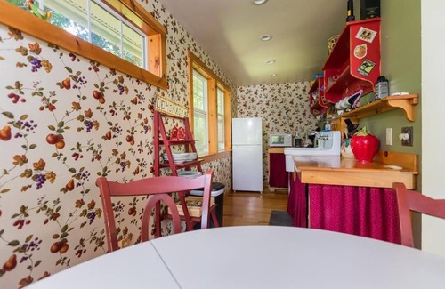 Home Cottage | Romantic getaway this fall on the water!