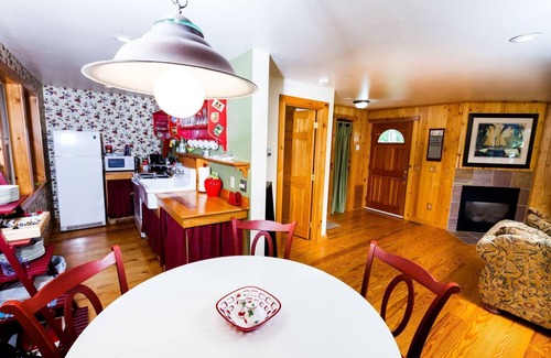 Home Cottage | Romantic getaway this fall on the water!