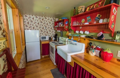 Home Cottage | Romantic getaway this fall on the water!