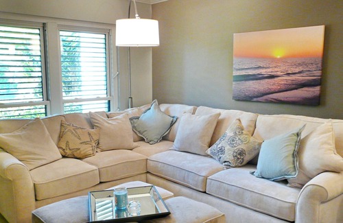 Marco Island Condo | Romantic getaway w/ heated pool & brief walk to beach