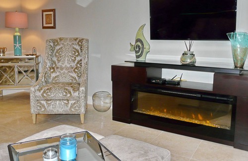 Marco Island Condo | Romantic getaway w/ heated pool & brief walk to beach